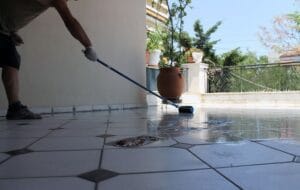 تسرب الماء تحت البلاط